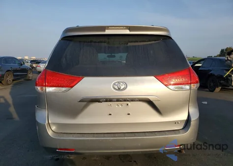 2014 Toyota Sienna Le 8-Passenger z USA, uszkodzony, nr VIN 5TDKK3DCXES419731